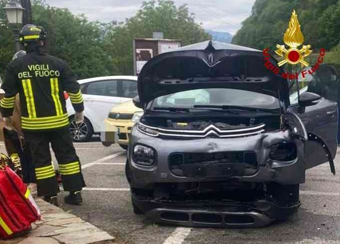 Scontro tra due auto a Borgosesia, assistite 4 persone