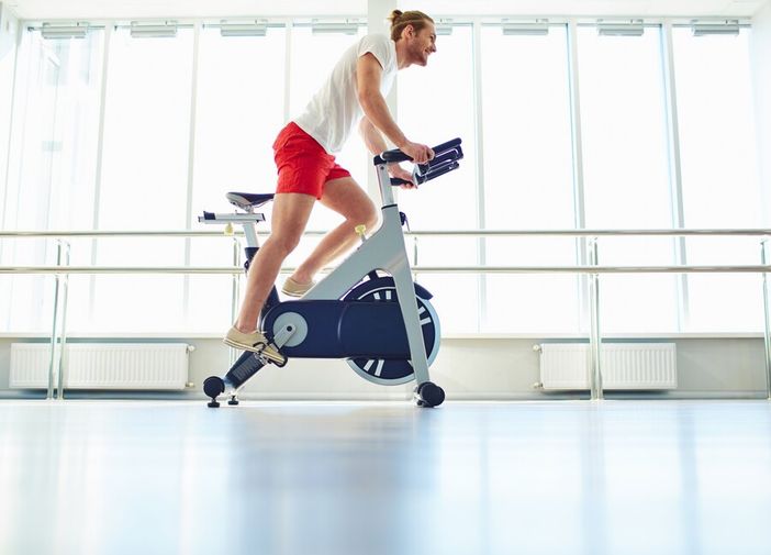 Come funziona una spin bike: caratteristiche tecniche e benefici Come funziona una spin bike: caratteristiche tecniche e benefici