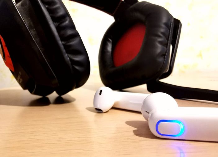 Auricolari: qual è la differenza tra bluetooth e wireless?