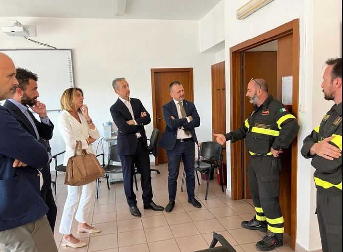 I parlamentari Prisco e Delmastro al comando dei Vigili del Fuoco di Vercelli