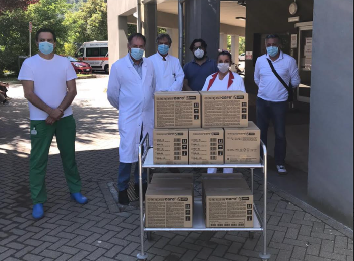 Dal Carnevale di Borgosesia 900 guanti in lattice per l'ospedale Dal Carnevale di Borgosesia 900 guanti in lattice per l'ospedale