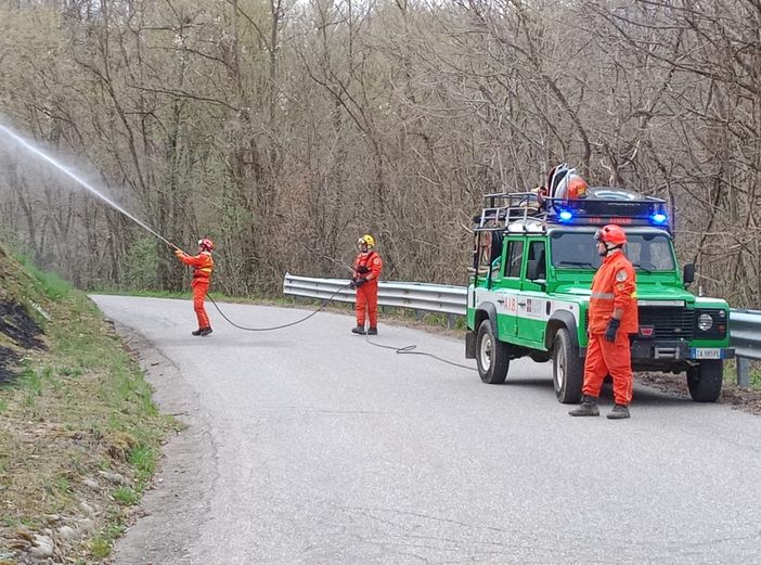 Caprile, sterpaglie a fuoco a lato della strada (foto dalla pagina Facebook di Corpo AIB Piemonte) Caprile, sterpaglie a fuoco a lato della strada (foto dalla pagina Facebook di Corpo AIB Piemonte)