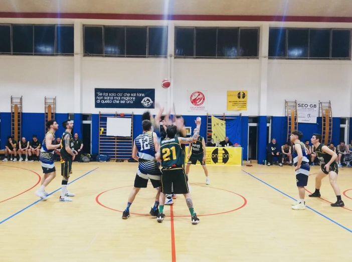 Basket, Barberi Valsesia cede all’avversario Phoenix: 81-62 per i padroni di casa - Foto di Andrea Scalvini Basket, Barberi Valsesia cede all’avversario Phoenix: 81-62 per i padroni di casa - Foto di Andrea Scalvini