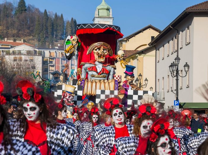 Tra Varallo e Borgosesia, i Carnevali della provincia di Vercelli raccontano storia, maschere e riti popolari