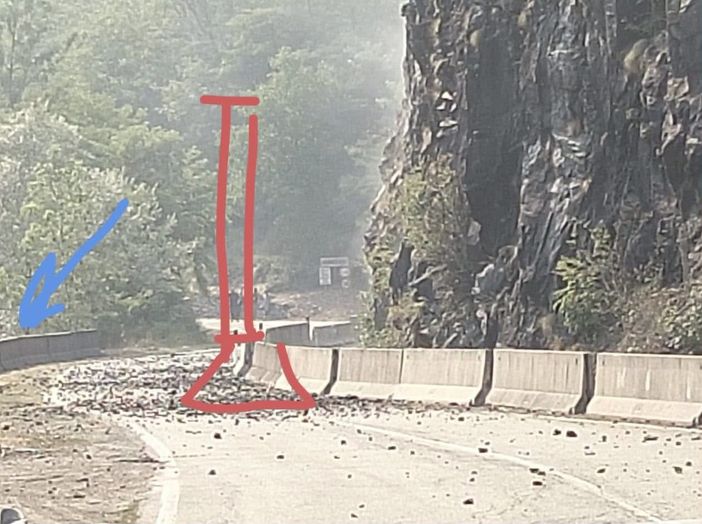Incendio in Val Mastallone, massi sulla SP 9 a Giavinali: lavori straordinari per riaprire in sicurezza Incendio in Val Mastallone, massi sulla SP 9 a Giavinali: lavori straordinari per riaprire in sicurezza