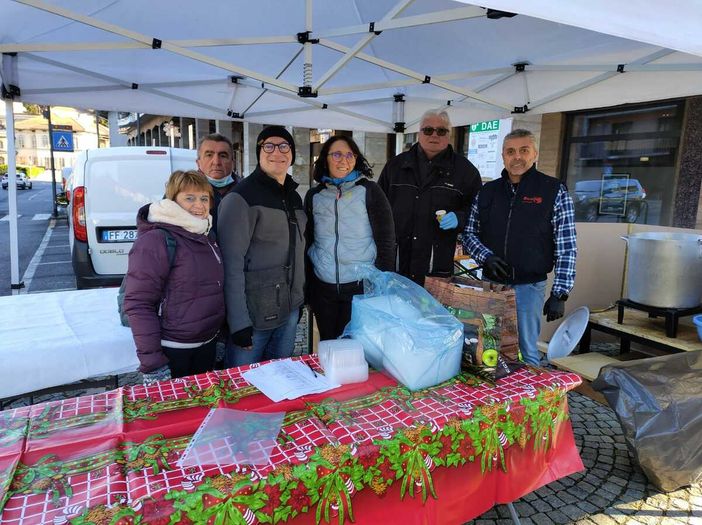 Polenta concia in piazza con la pro loco Trivero Valdilana, foto Ruggero Coltro