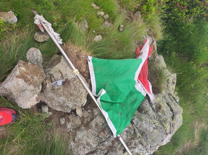 A terra Tricolore italiano e targa spezzata sulla Rocca d'Argimonia, si sospetta l'atto vandalico FOTO