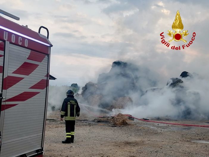 Fienile a fuoco nel Biellese: autobotti vercellesi a sostegno delle operazioni