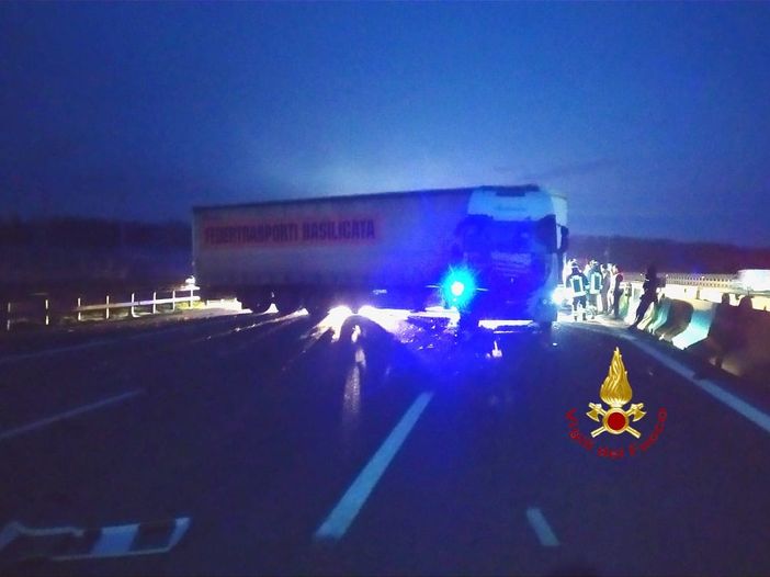Incidente tra tir e furgone a Carisio. Traffico bloccato sulla A4 per le operazioni di ripristino Incidente tra tir e furgone a Carisio. Traffico bloccato sulla A4 per le operazioni di ripristino