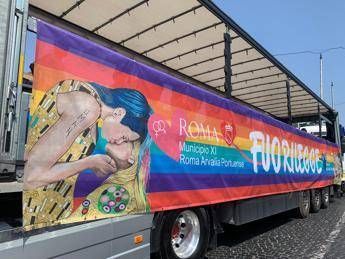 Roma Pride, folla sotto il sole cocente della Capitale per la festa 'Fuorilegge' dei diritti Roma Pride, folla sotto il sole cocente della Capitale per la festa 'Fuorilegge' dei diritti