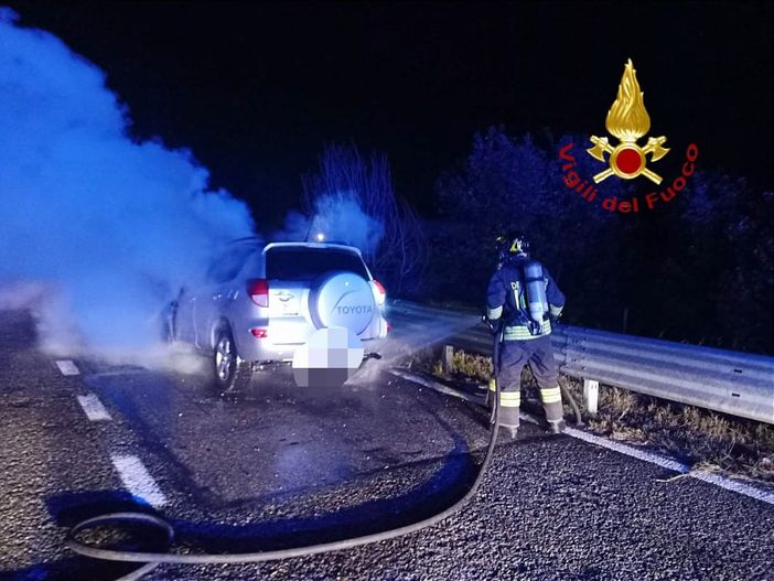 Auto a fuoco sulla A4. Intervento dei Vigili del Fuoco Auto a fuoco sulla A4. Intervento dei Vigili del Fuoco