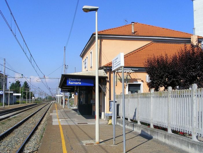 La stazione di Livorno Ferraris (foto d'archivio) La stazione di Livorno Ferraris (foto d'archivio)