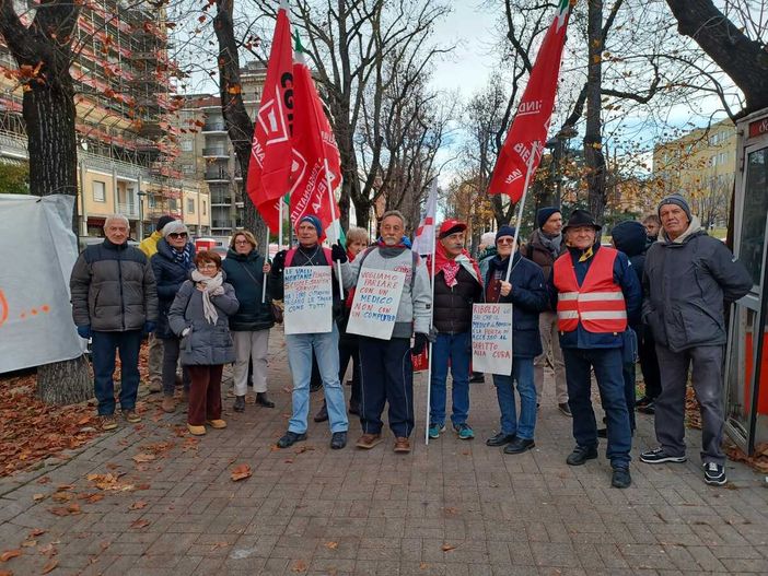 Valsessera senza medici di base, oltre 50 cittadini al presidio per avere risposte