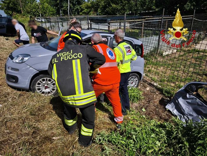 Incidente stradale sulla SP 12, intervento dei Vigili del Fuoco FOTO Incidente stradale sulla SP 12, intervento dei Vigili del Fuoco FOTO