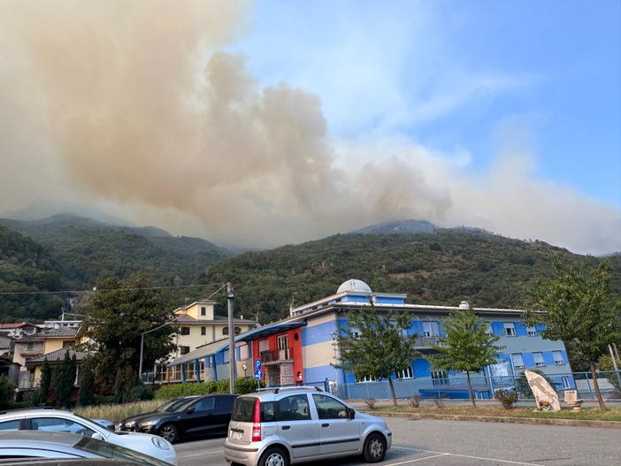 Dal VCO: Incendio di Premosello, le fiamme divorano 600 ettari: Colloro evacuata, cresce la mobilitazione istituzionale