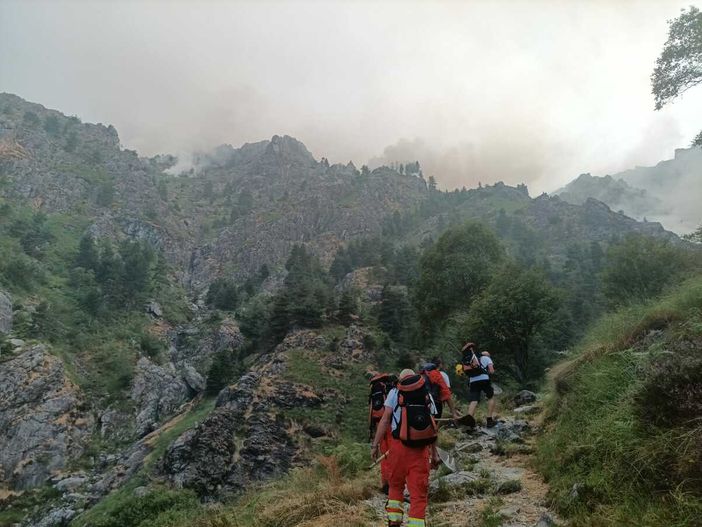 Incendio in Valsessera, rinforzi AIB sul versante di Postua - Foto AIB