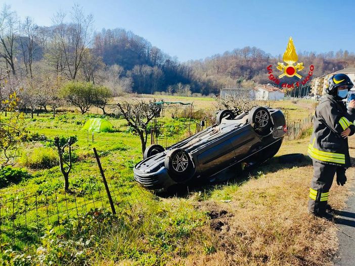 Auto si ribalta a Borgosesia, paura per una donna