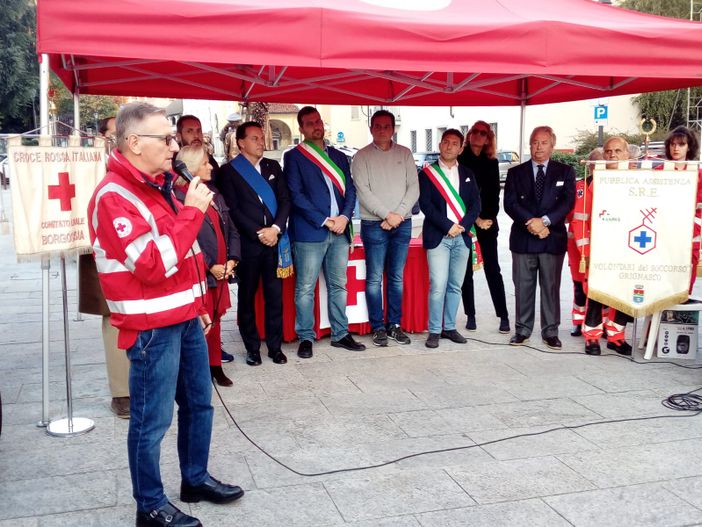 Borgosesia: 2 mezzi per la Croce Rossa da Loro Piana e Fondazione CRT FOTOGALLERY Borgosesia: 2 mezzi per la Croce Rossa da Loro Piana e Fondazione CRT FOTOGALLERY