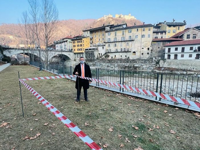 Varallo: Una panchina artistica sotto ponte Antonini Varallo: Una panchina artistica sotto ponte Antonini