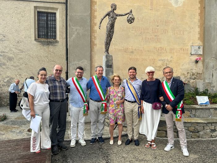 Inaugurazione di Bianca a Breia: arte, acqua e natura si fondono nella nuova statua di Ruben Bertoldo