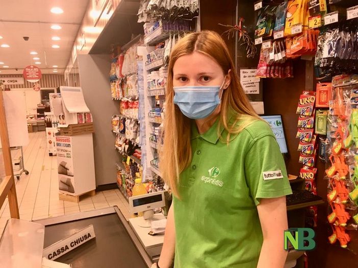 La storia della giovane commessa che affronta il rapinatore solitario. &quot;Ho agito d'istinto&quot;