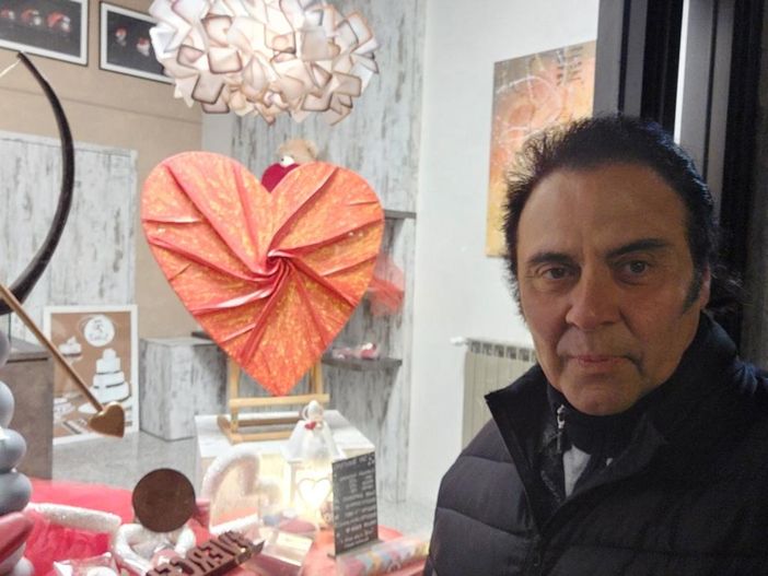 Vercelli, Massimo Paracchini espone a 7Sins: le opere di San Valentino.
