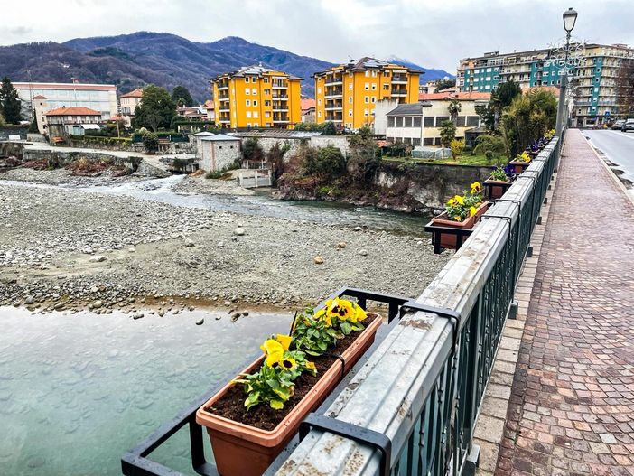 Borgosesia, vandalizzati i vasi del Ponte di Aranco: telecamere decisive, il Sindaco presenta denuncia