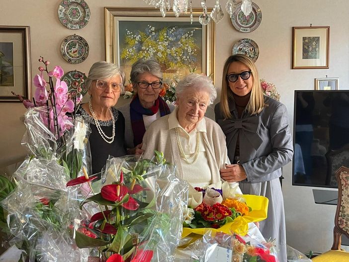 Borgosesia festeggia due centenarie in una settimana: bouquet del Comune per Bambina Marietta e Carla Boggio