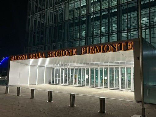 Giornata contro violenza su donne, Grattacielo della Regione Piemonte si illumina di arancione.