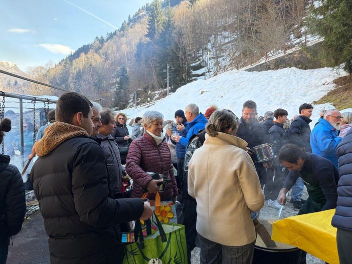 Profumo di legna e tradizione: la storica Paniccia di Carnevale di Rassa