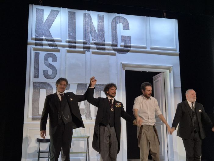 Varallo Sesia, teatro pieno per “Il medico dei maiali”: una satira sul potere che lascia il segno