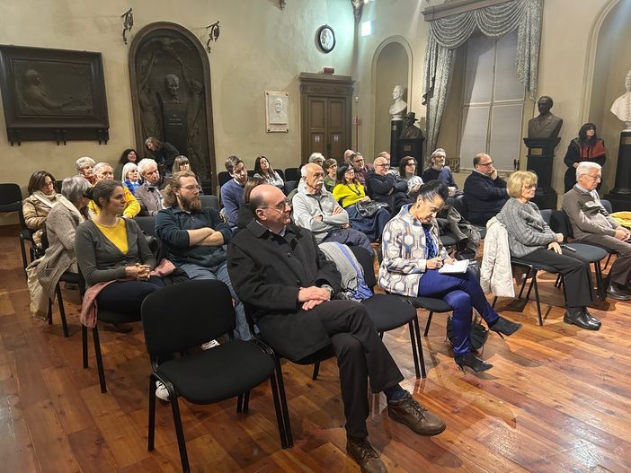 Varallo: Inaugurata la mostra: “Le Storie, Le radici” di Sonia Arienta Varallo: Inaugurata la mostra: “Le Storie, Le radici” di Sonia Arienta