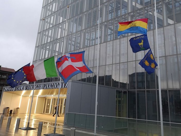 10 febbraio, le bandiere delle terre del Confine Orientale d’Italia, issate al grattacielo della Regione.