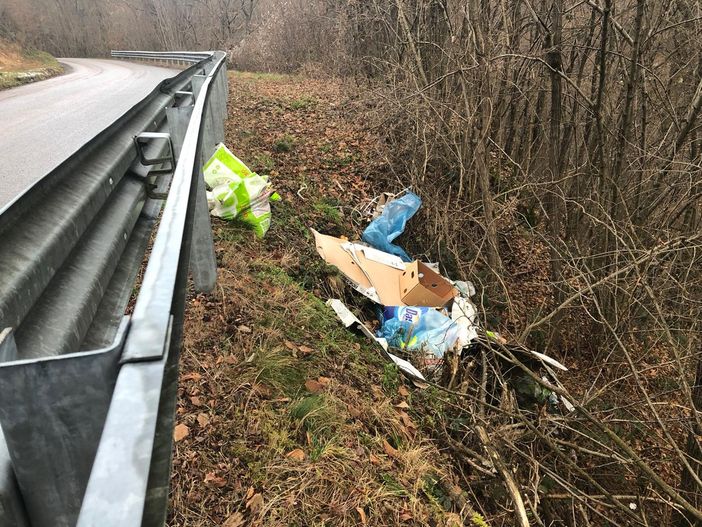 Rifiuti abbandonati a lato strada a Caprile. Il sindaco: &quot;Una vergogna, non ho parole&quot;