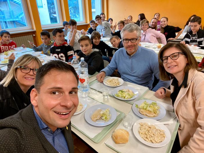 Gattinara: il sindaco a pranzo nella mensa scolastica con i ragazzi delle medie Gattinara: il sindaco a pranzo nella mensa scolastica con i ragazzi delle medie