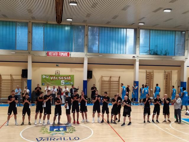 Basket: anche a Varallo presentata la 1a squadra di Gessi Valsesia Basket: anche a Varallo presentata la 1a squadra di Gessi Valsesia