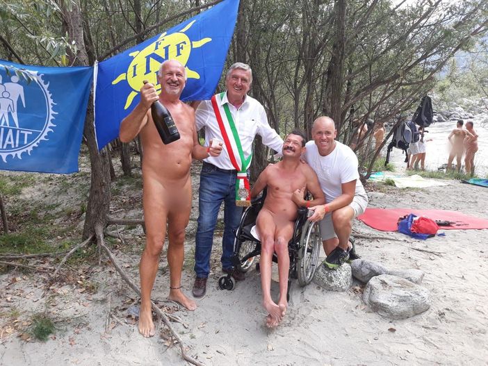 Varallo: tutti nudi per l'inaugurazione della 1a spiaggia naturista su fiume d'Italia Varallo: tutti nudi per l'inaugurazione della 1a spiaggia naturista su fiume d'Italia