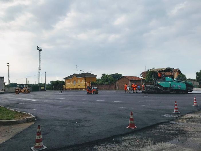 Gattinara, iniziati i lavori di asfaltatura di Piazza Molino