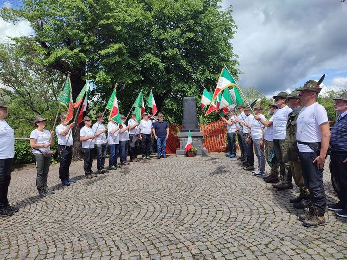 Gli alpini valsesiani arrivano a Guardabosone: un'altra tappa per il gruppo diretto all'Adunata di Biella