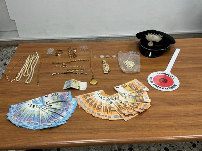 Si spaccia per postino e deruba un'anziana. Arrestato