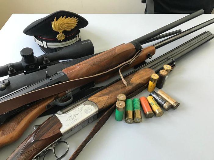 Valdilana, detiene abusivamente armi da sparo e munizioni e finisce nei guai