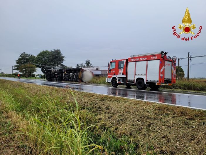 Mezzo pesante si ribalta sulla SP Novara - Vercelli. Intervento impegnativo per i Vigili del Fuoco