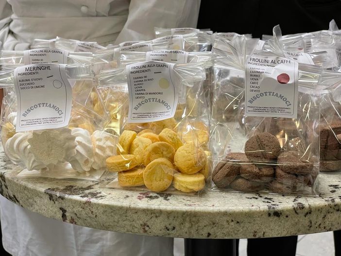 “BISCOTTIAMOCI” un progetto realizzato dai “CUOCHI D’ARTIFICIO” dell’Istituto Alberghiero di Gattinara “BISCOTTIAMOCI” un progetto realizzato dai “CUOCHI D’ARTIFICIO” dell’Istituto Alberghiero di Gattinara