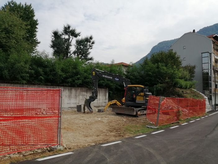 I lavori per il nuovo parcheggio in Via Vecchia per Grignasco