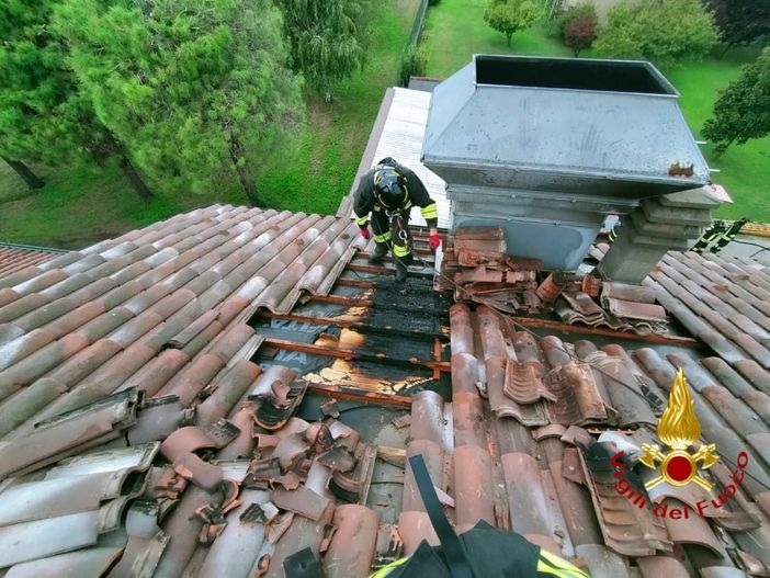 Brucia una canna fumaria e danneggia il tetto di una carrozzeria
