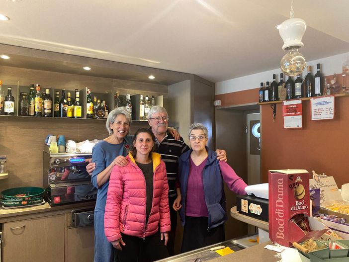 Varallo, un saluto agli storici gestori di Caffè del ponte: dopo 49 anni il meritato riposo. Varallo, un saluto agli storici gestori di Caffè del ponte: dopo 49 anni il meritato riposo.