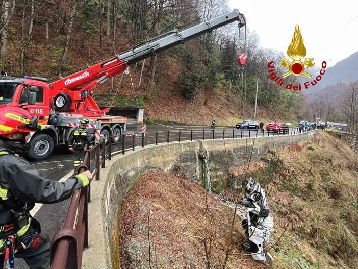 Caduto in un canalone con l'auto. Oggi i Vigili del Fuoco intervengono per il recupero del mezzo
