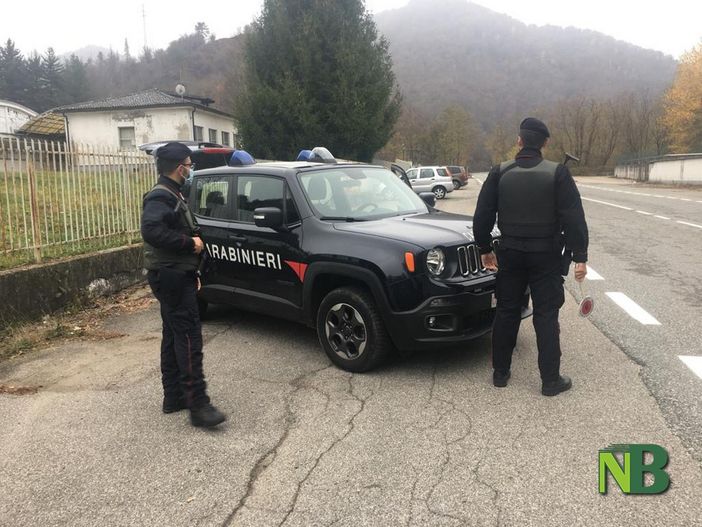 Carabinieri di Coggiola durante un posto di blocco nel lockdown
