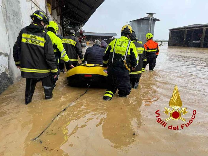 Esondazione del torrente Elvo: anziani bloccati in casa, salvati dai Vigili del Fuoco