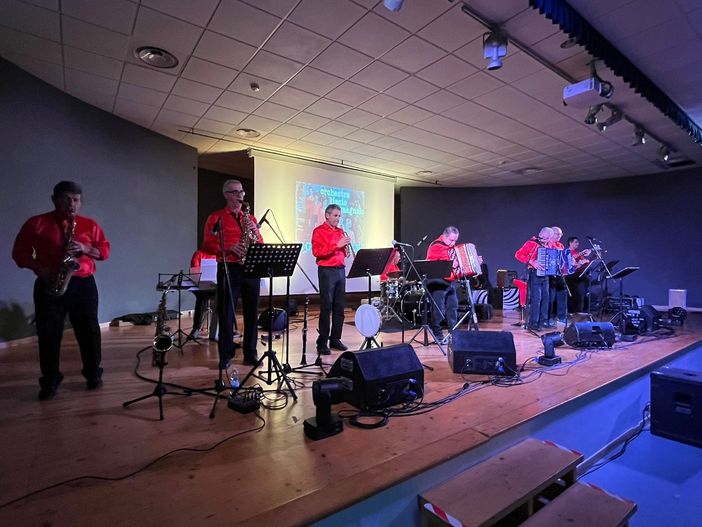 A Pray si balla il liscio, in tanti al Polivalente per l'esibizione dei Giovani Folk (foto di Ermanno Orsi) A Pray si balla il liscio, in tanti al Polivalente per l'esibizione dei Giovani Folk (foto di Ermanno Orsi)